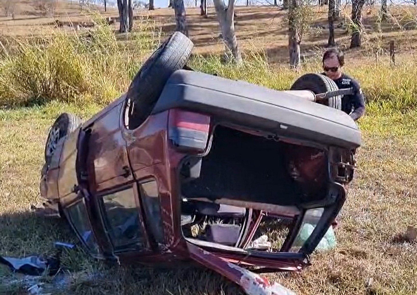 Mãe e filho ficam feridos após carro capotar na MG-050