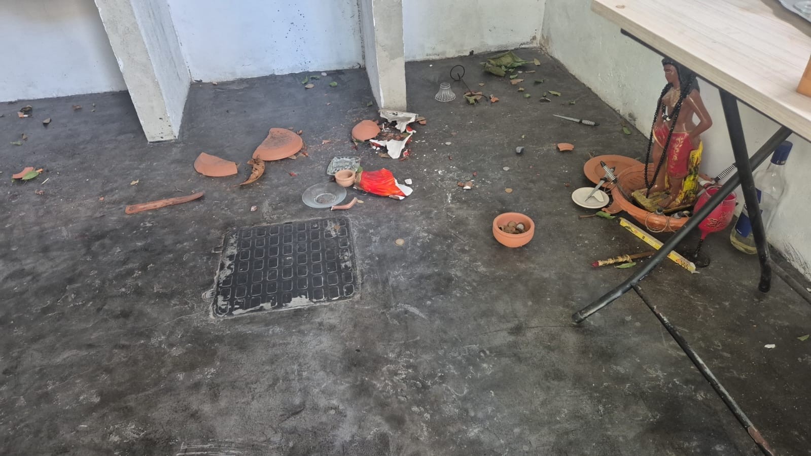 Terreiro de umbanda é invadido, vandalizado e furtado em Guaratiba; responsável denuncia intolerância religiosa