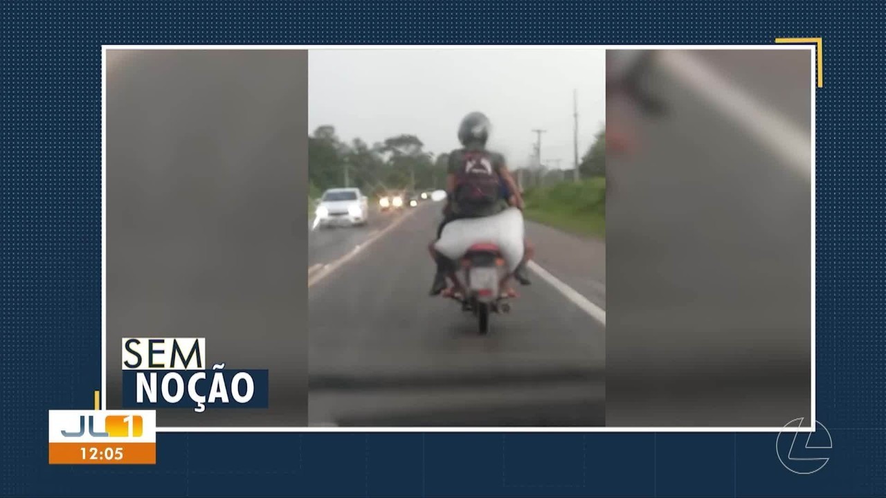 Passageiro viaja de moto sentado em saca de caroços de açaí na BR-316, no Pará; VÍDEO 