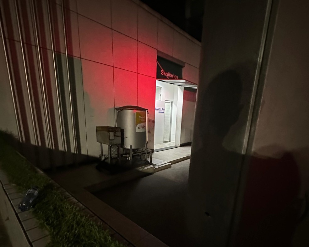 Ex-prefeito chegou a pular muro do posto para escapar dos criminosos — Foto: Reprodução