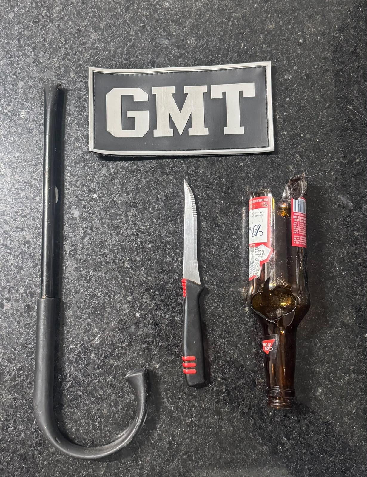Homem é preso com cabo de guarda-chuva, faca e garrafa de vidro após matar aves em praça no Litoral Norte do RS