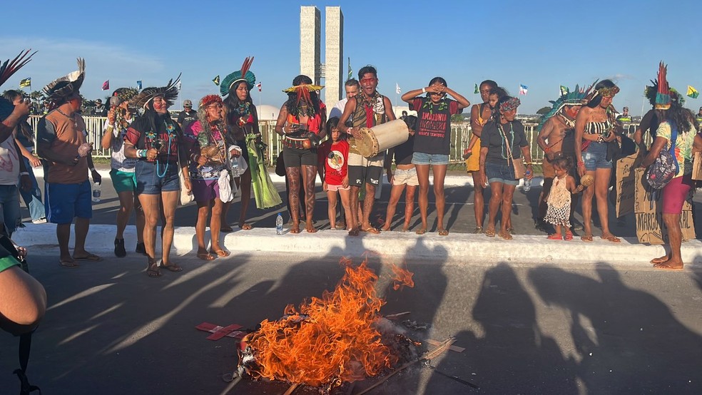 Indígenas queimam caixão em Brasília após STF suspender mais uma vez votação do marco temporal  — Foto: Bruna Yamaguti/g1