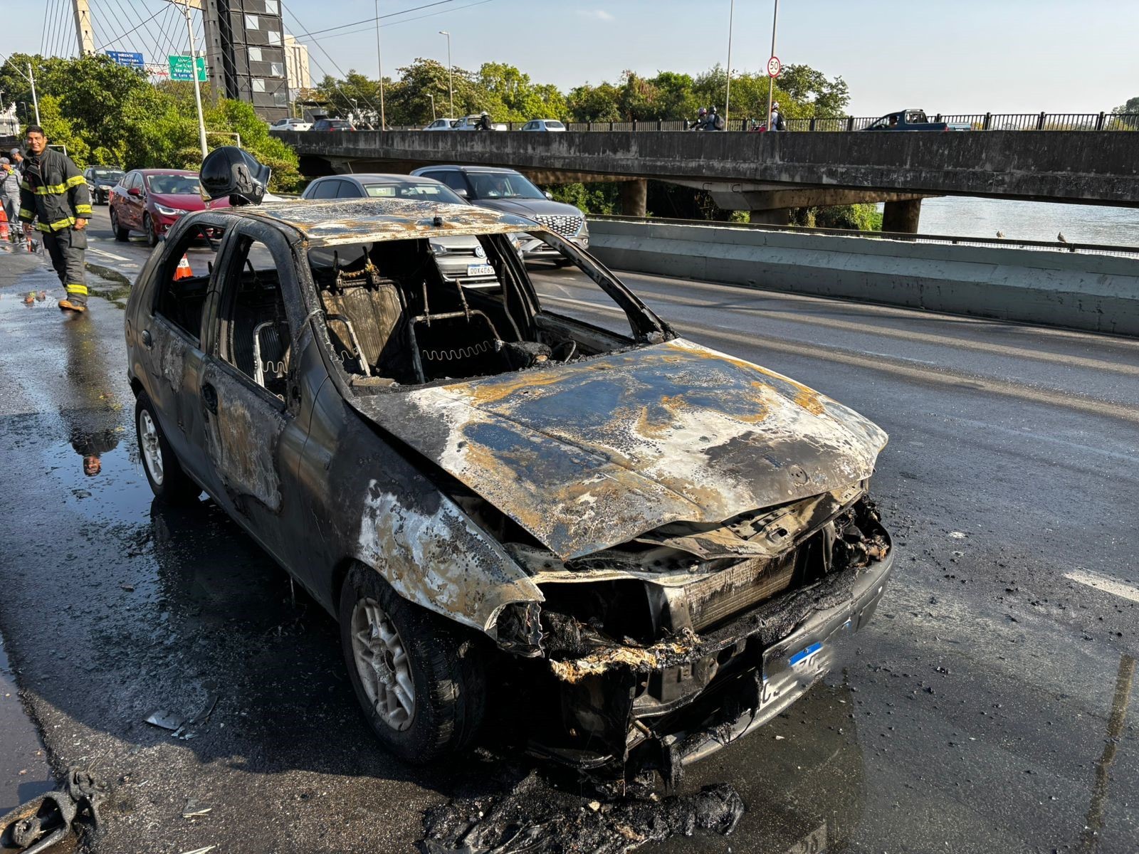 Carro pega fogo na Ponte do Mirante em Piracicaba e gera congestionamento