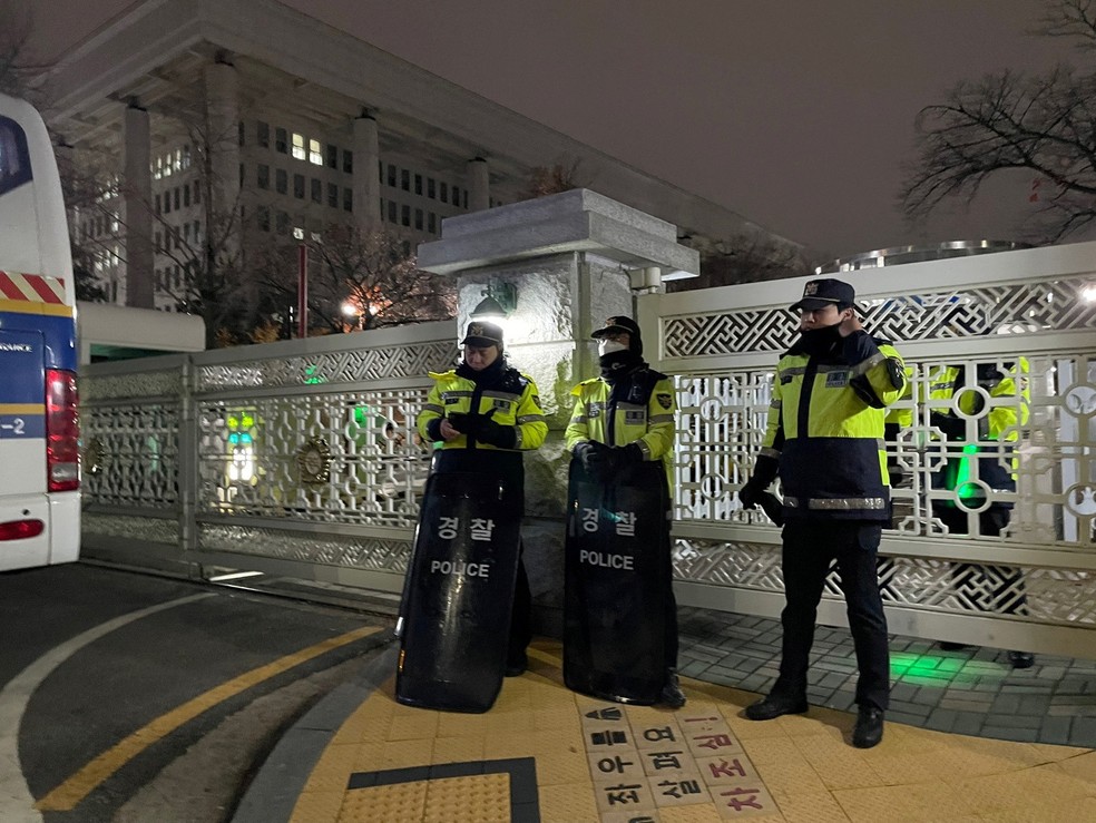Policiais cercam o parlamento na Coreia do Sul após o presidente decretar lei marcial — Foto: Yonhap via Reuters