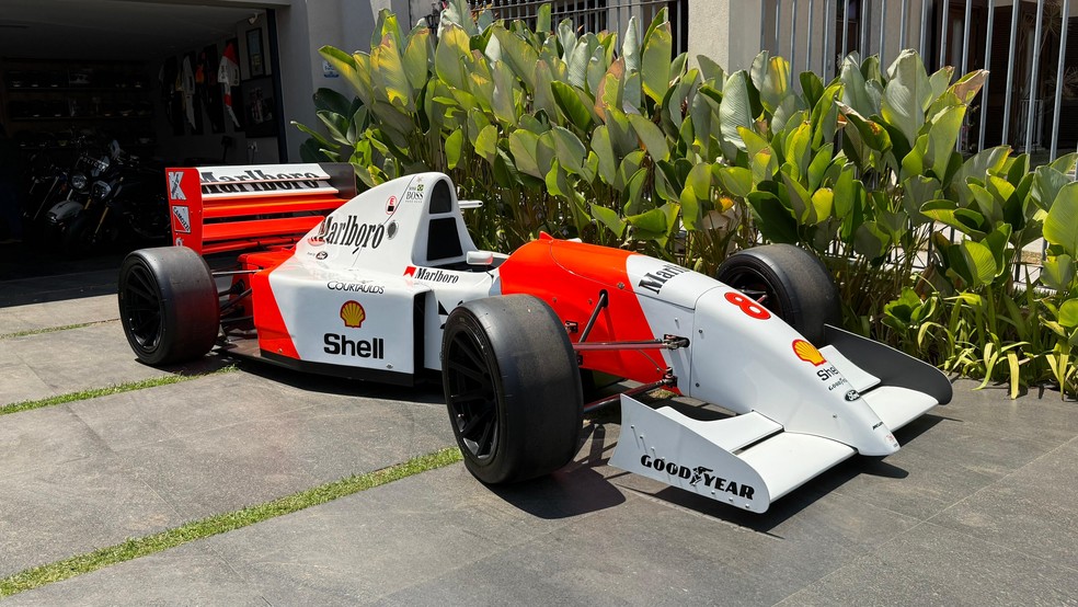 Carro de Fórmula 1 apreendido em casa do Lago Sul. — Foto: Afonso Ferreira/TV Globo