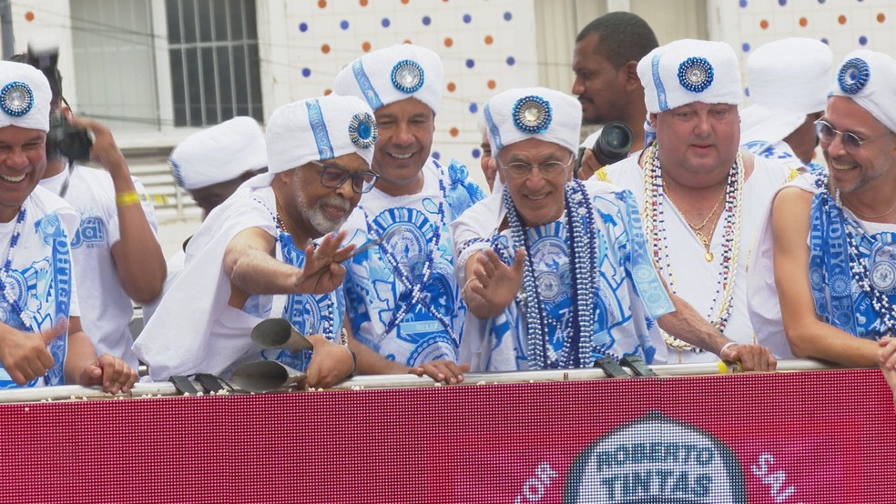 Caetano Veloso e Gilberto Gil desfilam com Filhos de Gandhy, tradicional bloco de afoxé de Salvador — Foto: Reprodução/TV Bahia
