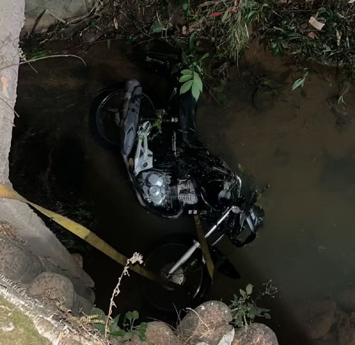 Motociclista morre após cair em riacho no Centro de Nova Serrana