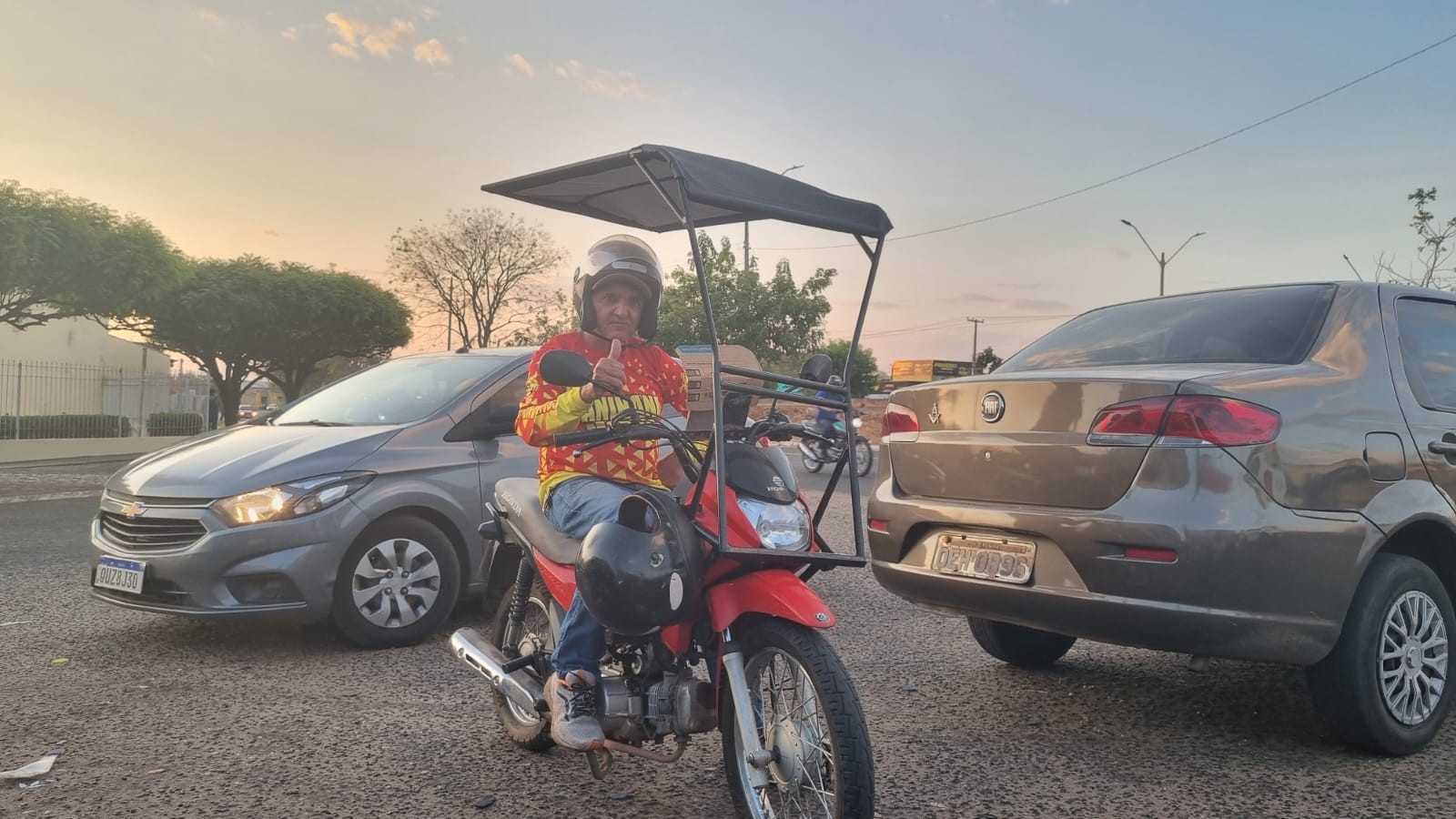 Motociclista de app se inspira em tuk tuk e cria ‘moto Transformer’ para proteger passageiros do calor de quase 40° C em Teresina