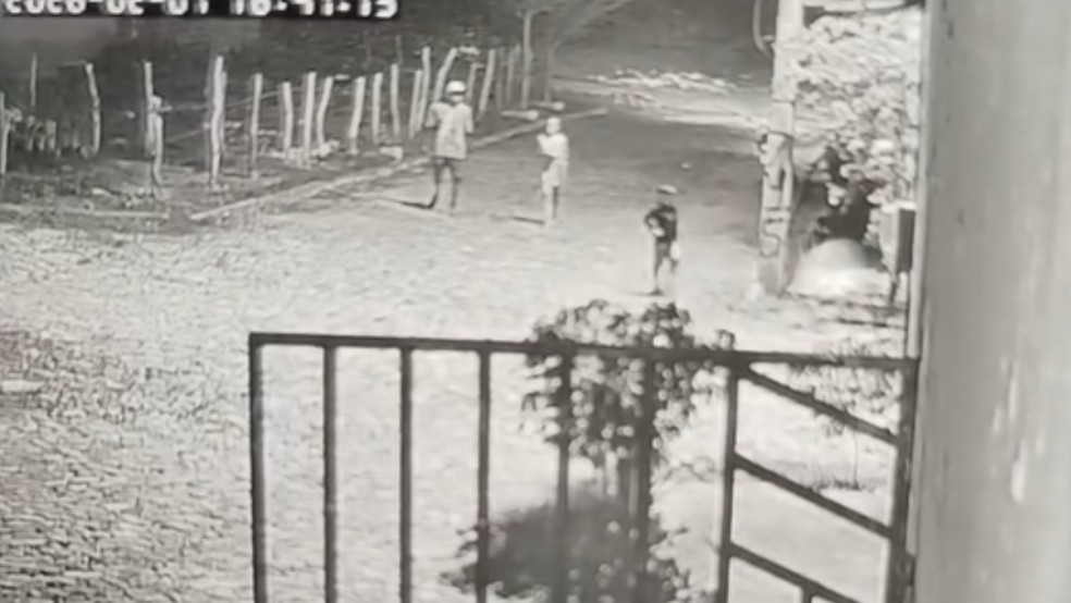 Pai incentiva filho a esfaquear outras crianças em Canindé, no Ceará. — Foto: Reprodução