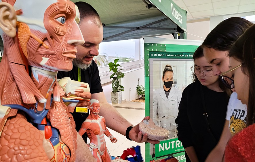 Feira de Profissões da Unoeste orienta estudantes na escolha da carreira​‌​