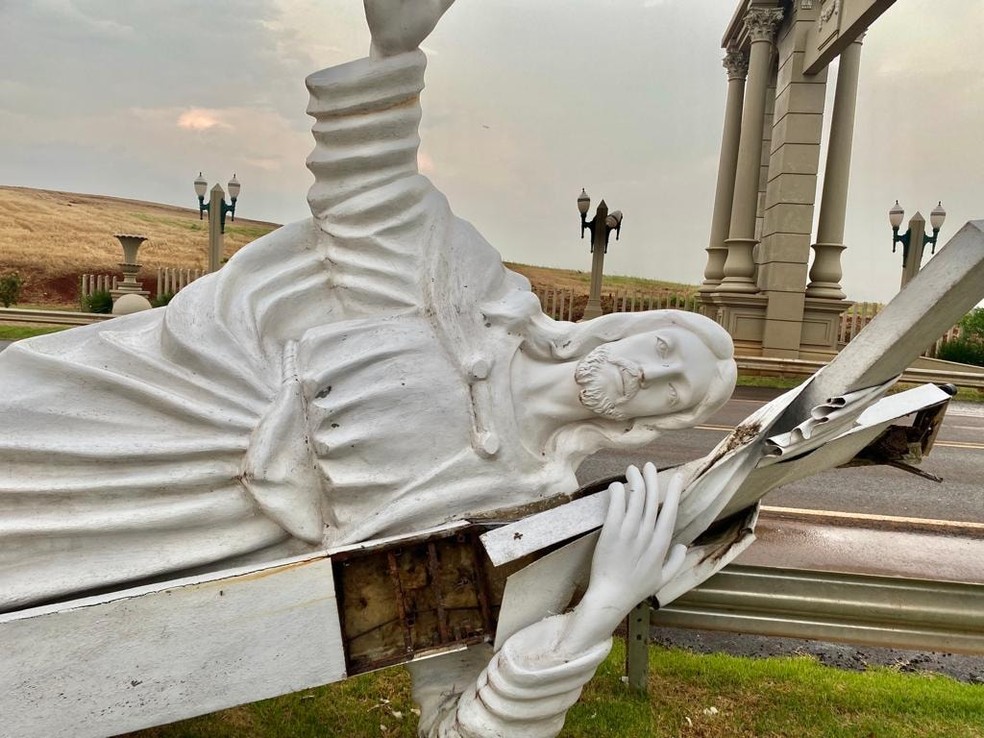 Vendaval derrubou imagem do Cristo de Lunardelli, diz prefeitura — Foto: Divulgação