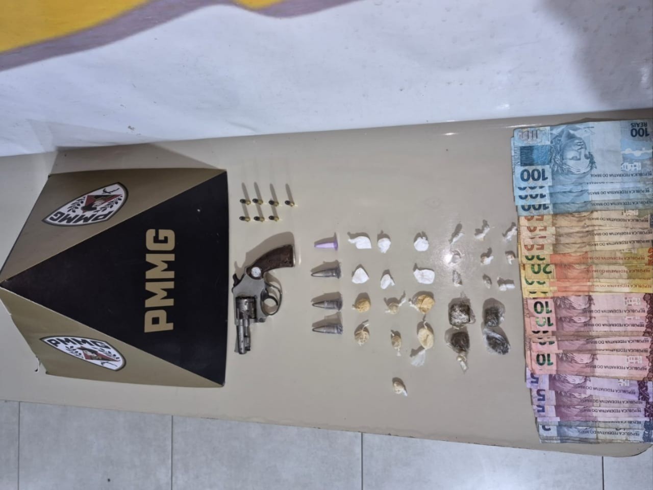 PMs apreendem arma em lata, drogas em guarda-roupas e dinheiro embaixo de colchão após denúncias de 'tele pó' em Montes Claros | G1