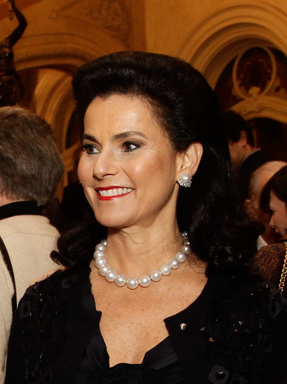 Foto de arquivo de maio de 2014 mostra Vicky e Joseph Safra no Teatro Municipal de São Paulo durante a pré-estreia da ópera Carmen. O evento foi realizado em Prol da Congregação Israelita Paulista — Foto: Silvana Garzaro/Estadão Conteúdo