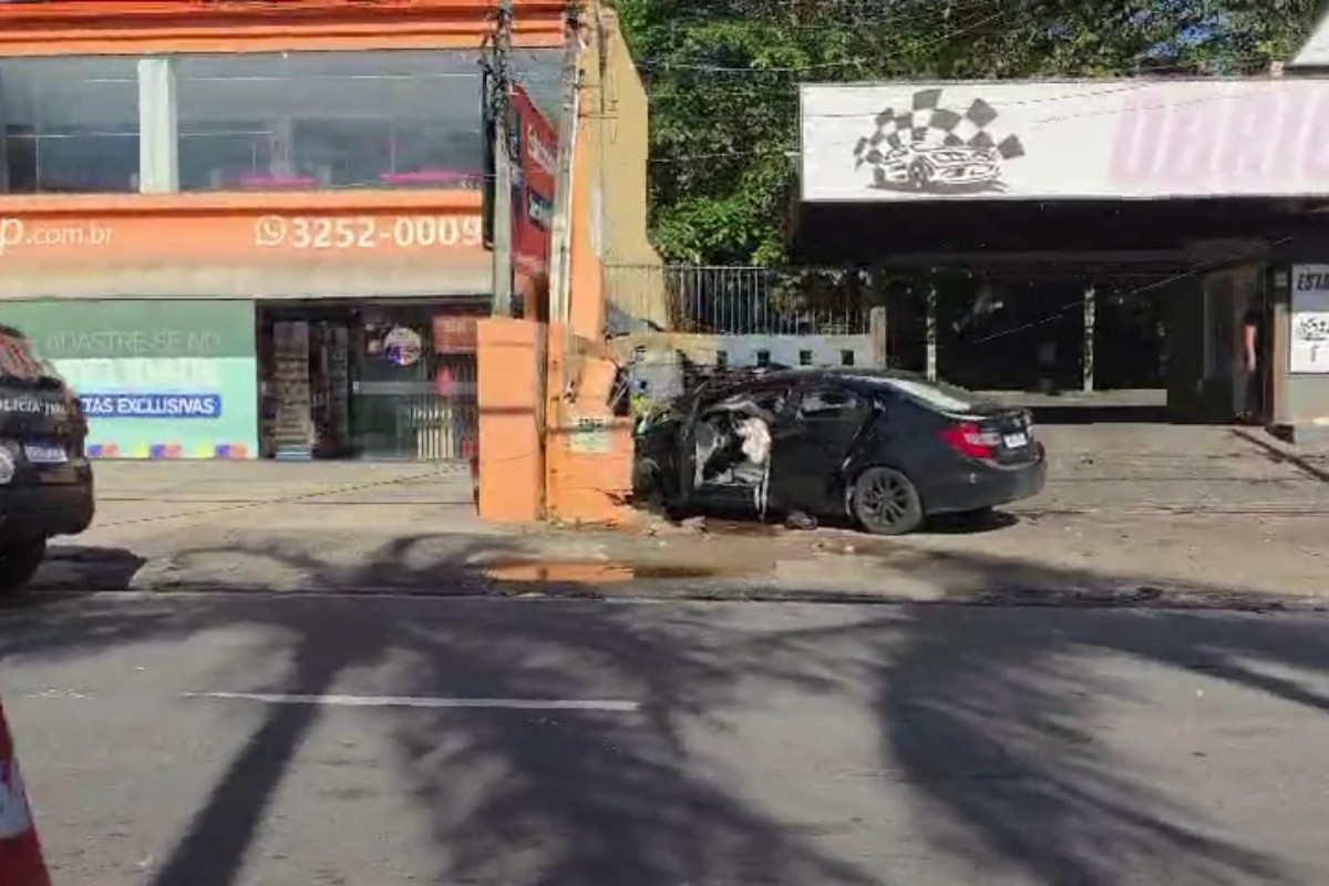 Carro com seis jovens bate em dois postes e deixa feridos em Campinas
