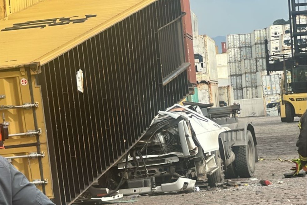 Caminhoneiro morre esmagado com queda de contêiner no Porto de Santos — Foto: Reprodução/Redes Sociais