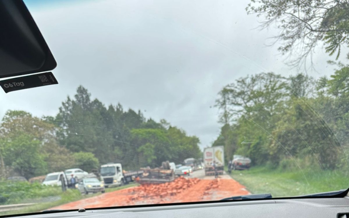 Caminhão tomba e interdita totalmente a SP-79 em Piedade