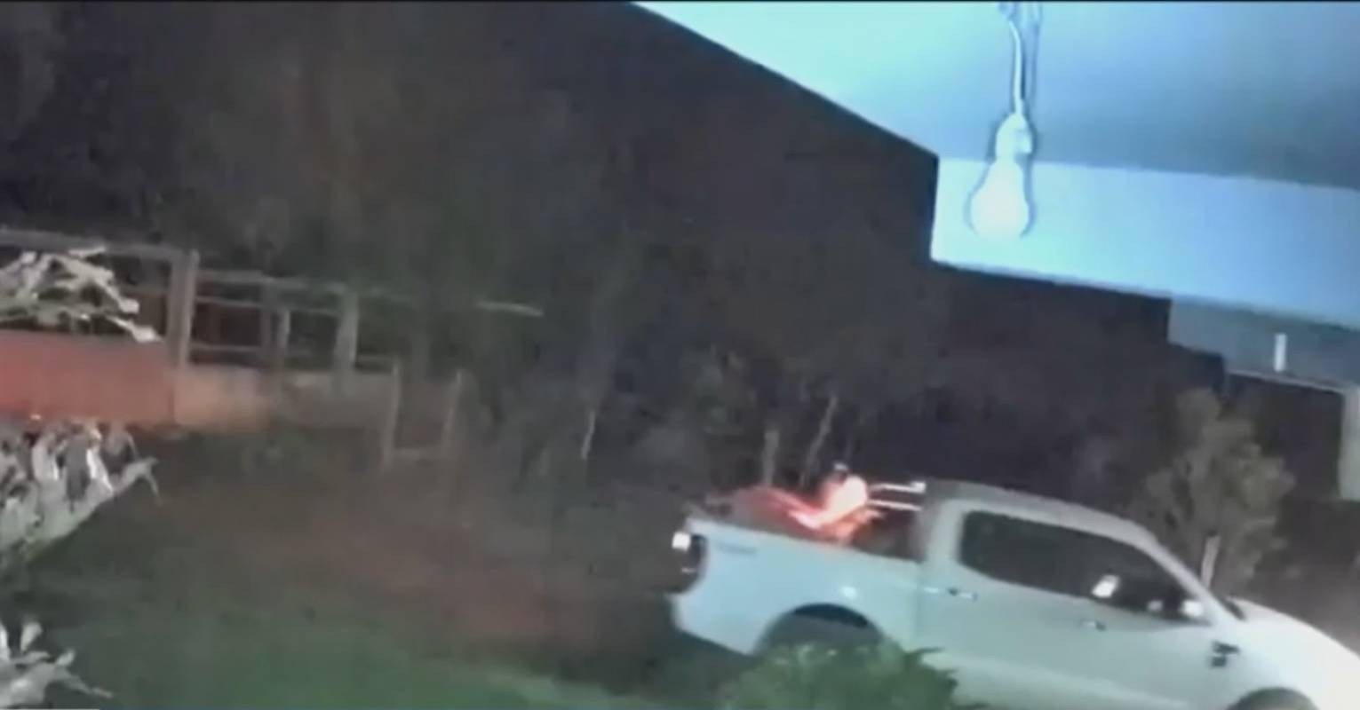 VÍDEO: Quatro homens invadem fazenda e roubam caminhonete, trator e motocicletas na Bahia