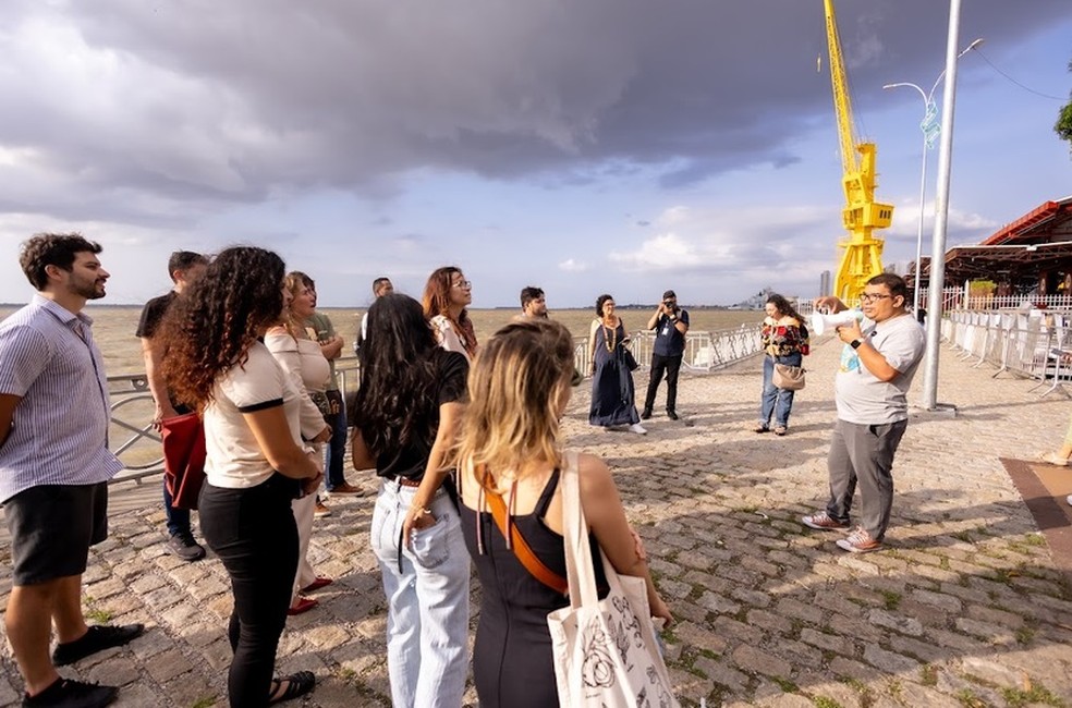 Historiador Michael Pinho em passeio com turistas na Estação das Docas, em Belém — Foto: Divulgação