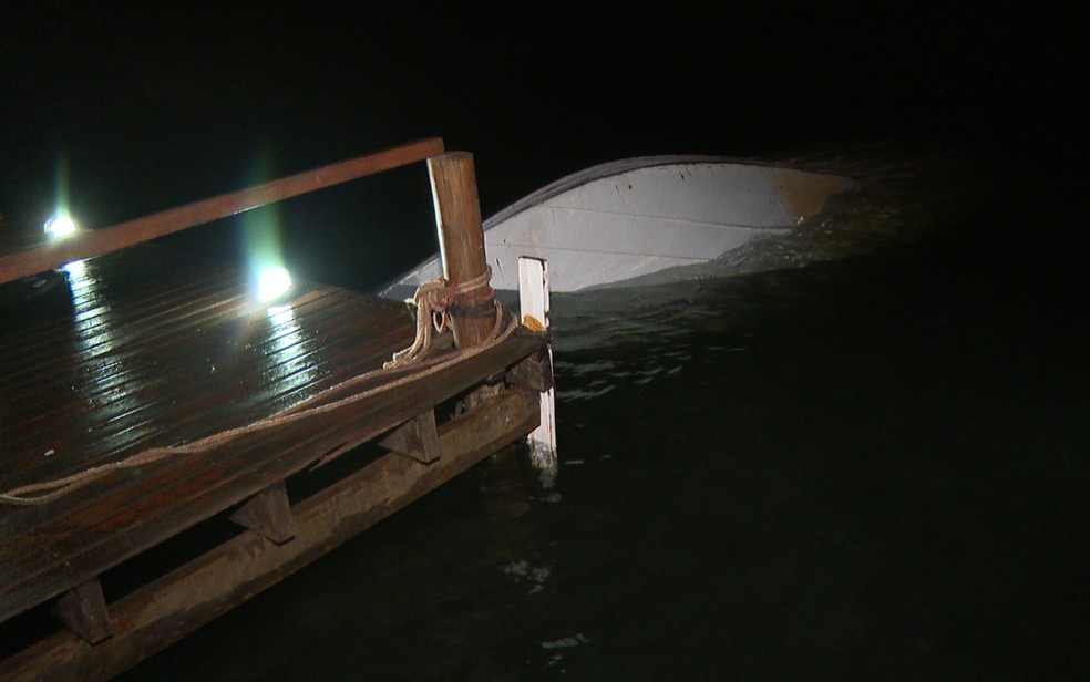 Lancha bateu em píer e matou seis pessoas no Rio Grande, entre Rifaina (SP) e Sacramento (SP) — Foto: Lindomar Cailton/EPTV