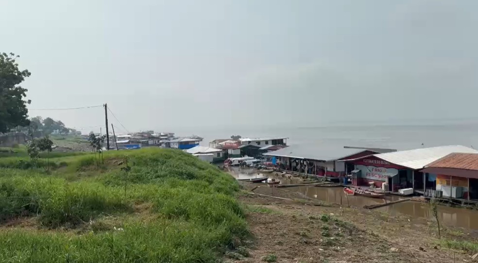 Rio Solimões, em Manacapuru, encoberto pela fumaça — Foto: Adauto Silva/Rede Amazônica
