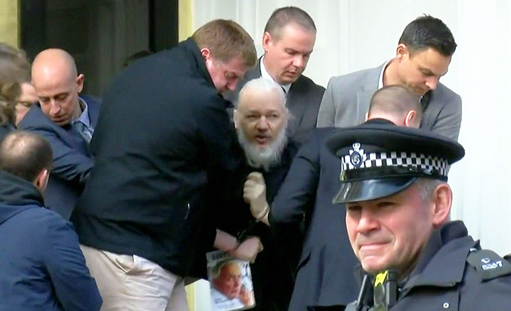Julian Assange, fundador do WikiLeaks, é preso na embaixada do Equador em Londres | Mundo | G1
