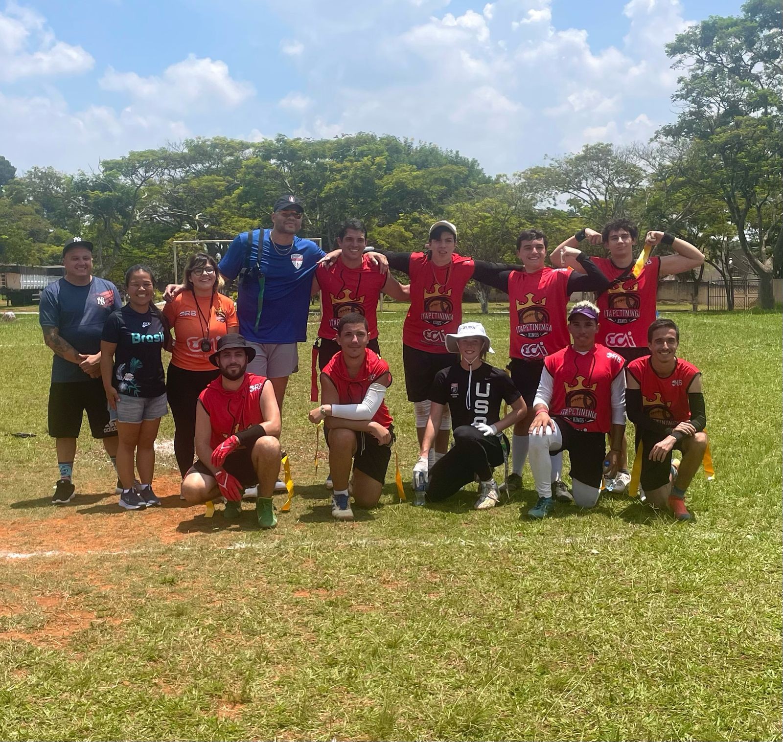 Experiência além do esporte: time de projeto social recebe jogadores da maior liga de futebol americano do mundo