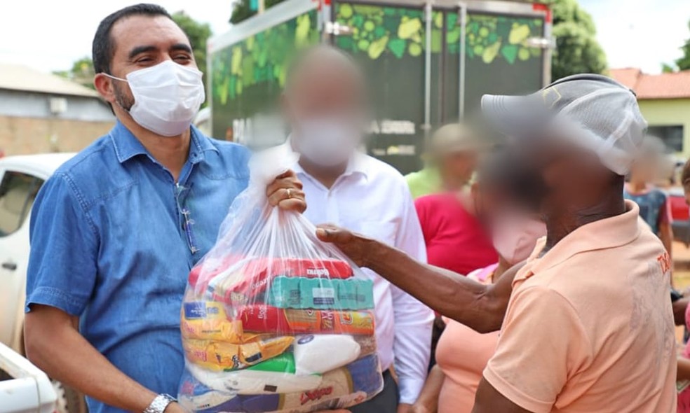 Governador Wanderlei Barbosa entregando cesta bsica durante a pandemia, em abril de 2021 — Foto: Ruraltins/Governo do Tocantins