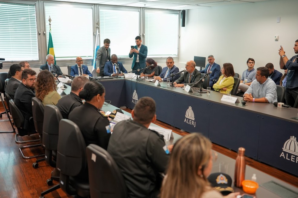 Deputados, autoridades da área de Segurança Pública e representantes de Direitos Humanos discutem medidas urgentes para reduzir a violência no RJ — Foto: Thiago Lontra