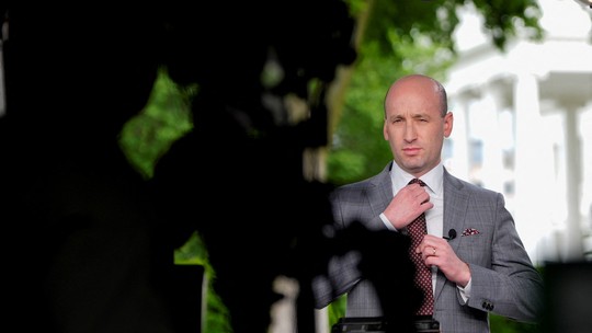 Assessor de Trump diz que Casa Branca está 'considerando ativamente' suspender o habeas corpus nos EUA - Segundo Stephen Miller, 'a Constituição é clara' na possibilidade de suspensão do habeas corpus, a provisão da Justiça que impede detenções não justificadas, 'em tempos de invasão'. Conselheiro fez referência a imigrantes.