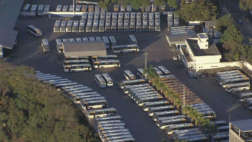 Garagem da Viação Redentor, no Rio — Foto: Reprodução/TV Globo