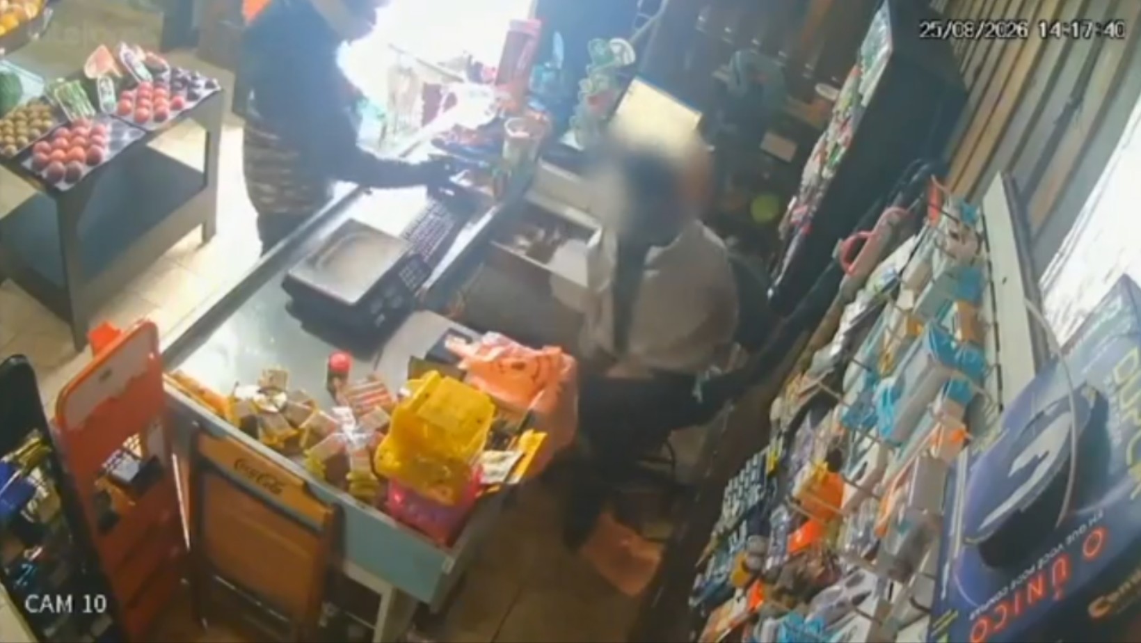 Homem é preso suspeito de assaltar hortifrúti em Caraguatatuba; câmeras registraram crime