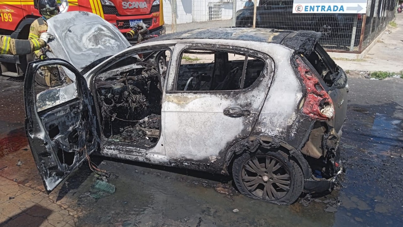 Carro pega fogo e fica destruído no Centro de Teresina; 2º caso em menos de 10 horas