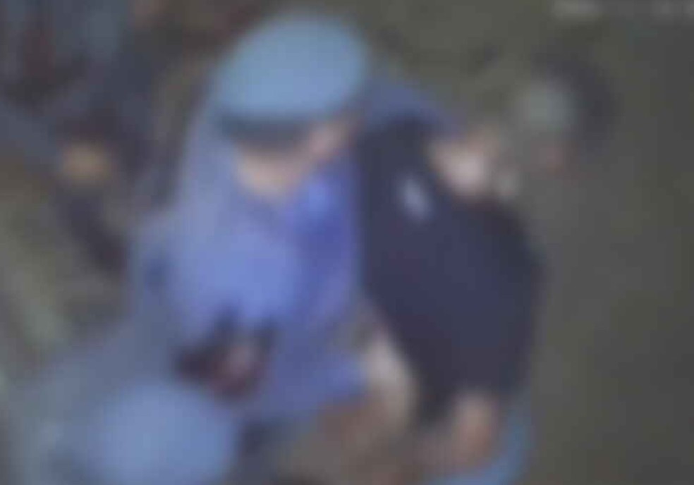 4 de 5
Homem chegou a ser preso por desacato ap&oacute;s policiais entrarem em casa sem mandado &mdash; Foto: Reprodu&ccedil;&atilde;o/C&acirc;mera de seguran&ccedil;a