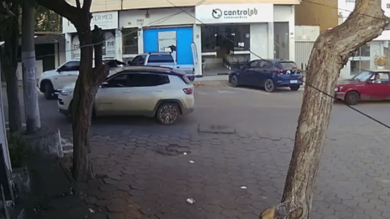VÍDEO: caminhonete invade recepção de clínica e proprietário fica ferido no ES