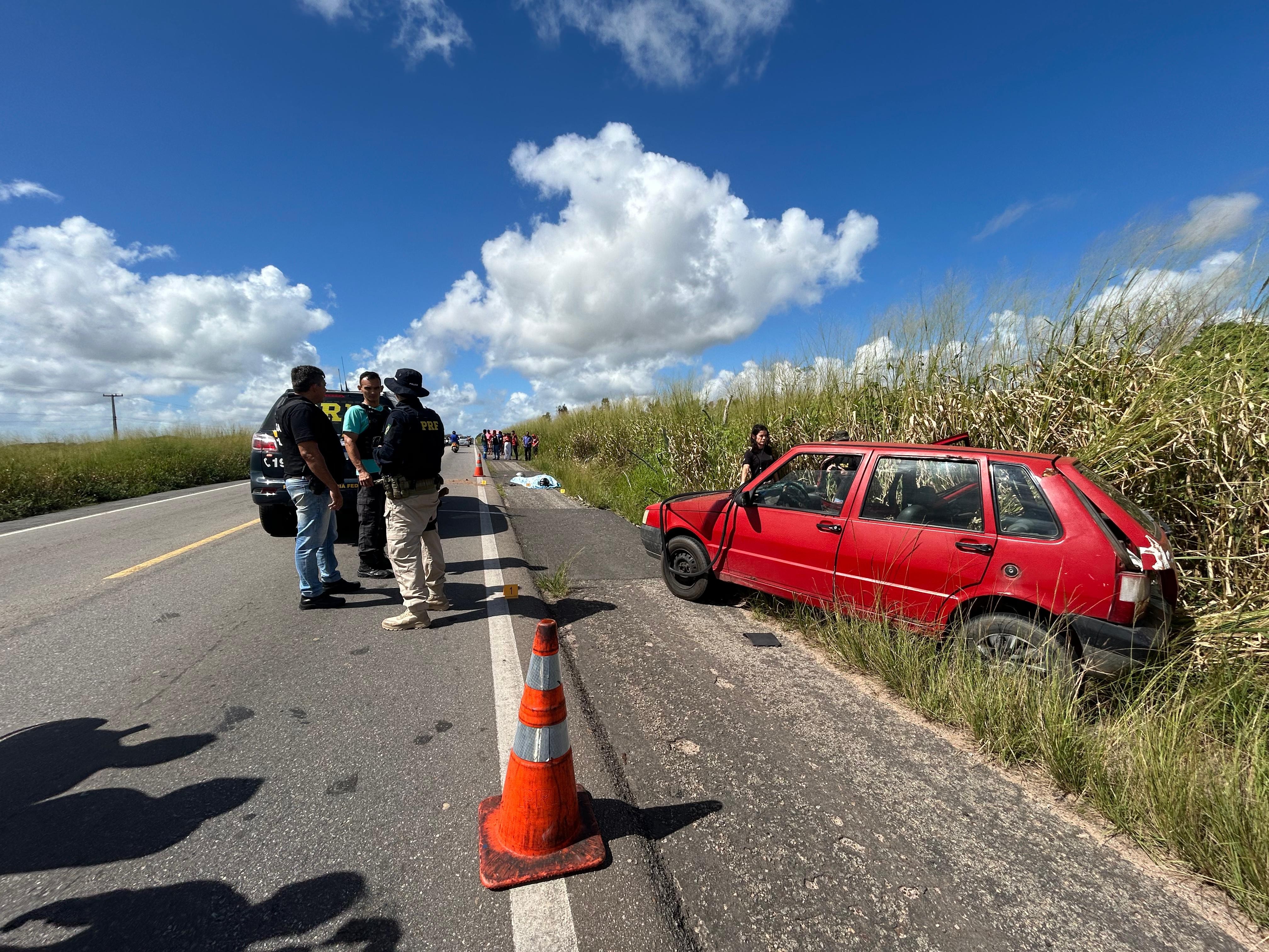 Motociclista morre e jovem fica gravemente ferida em acidente na BR-406