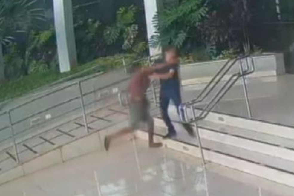 Momento em que a vítima foi agredida — Foto: Câmera de segurança
