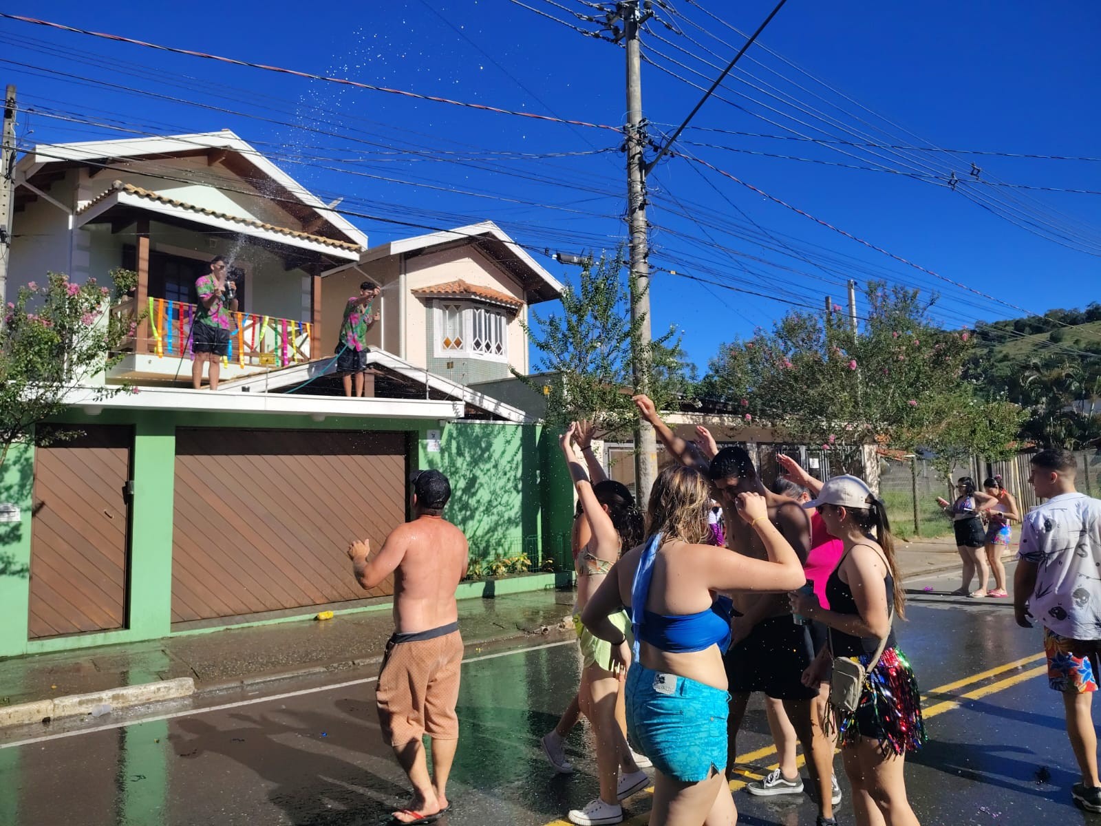 Calorão e banho de mangueira: Foliões se refrescam durante carnaval de São Luiz de Paraitinga