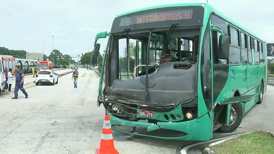 Acidente entre dois ônibus com passageiros deixa feridos em Curitiba - Foto: (RPC)
