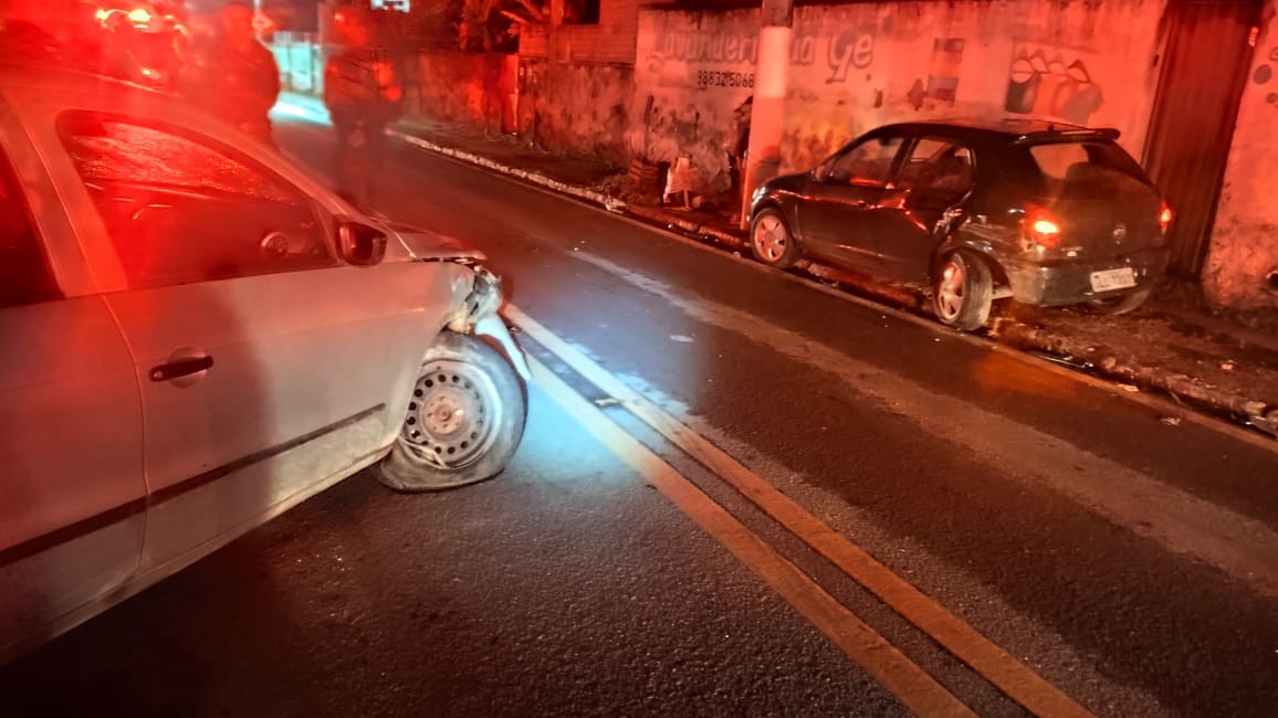 Batida entre dois carros deixa duas pessoas feridas na RJ-145, em Valença