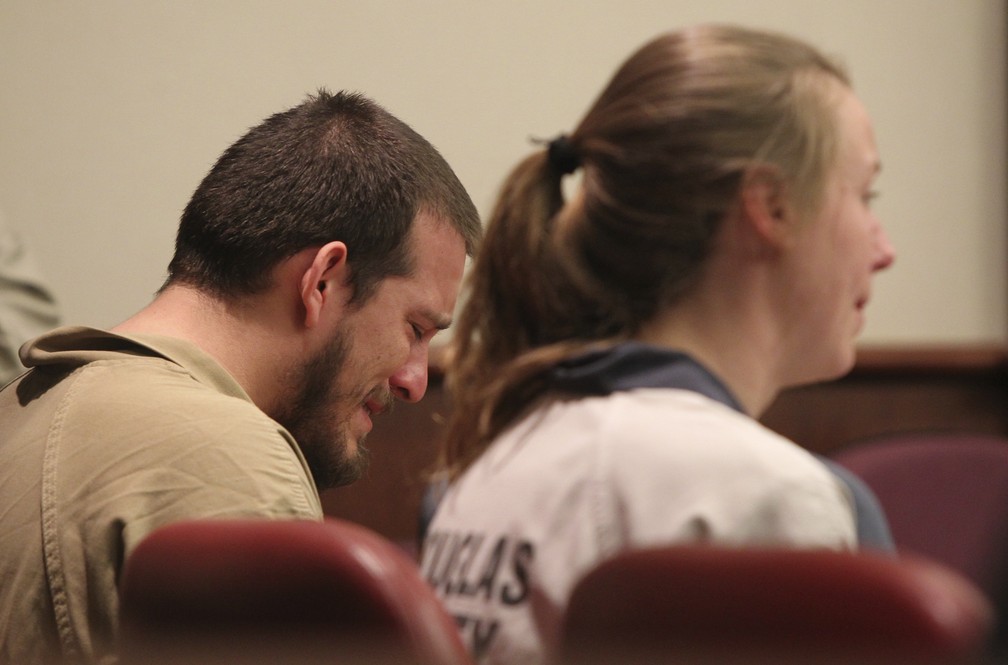 Jose Torres e Kayla Norton ouvem a sentença no tribunal de Douglas County — Foto: Henry Taylor/AP
