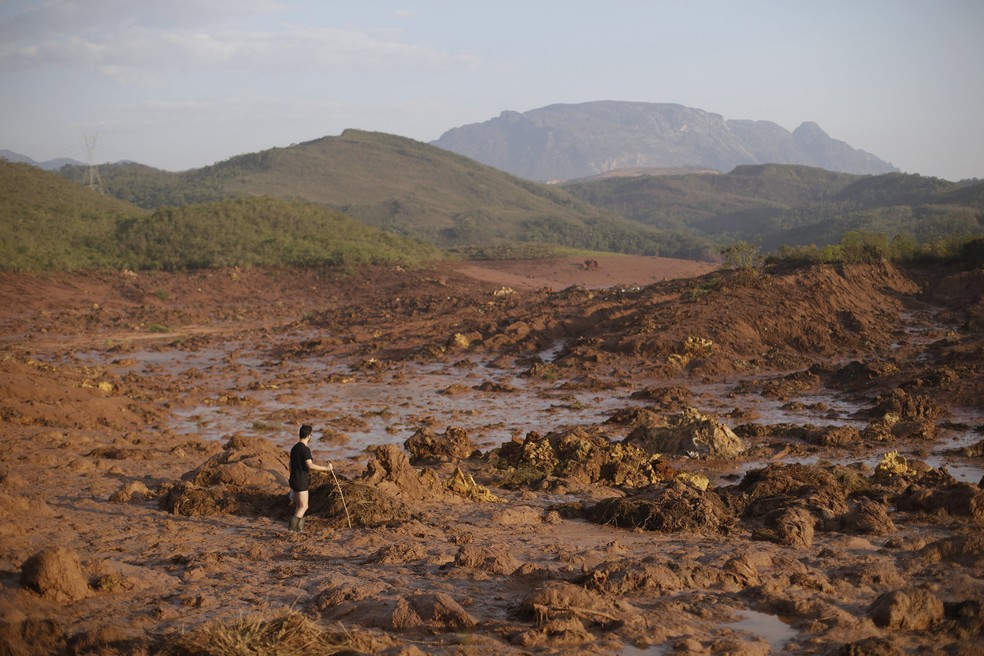 Rompimento da barragem de Fundão, em 2015 — Foto: REUTERS/Ricardo Moraes