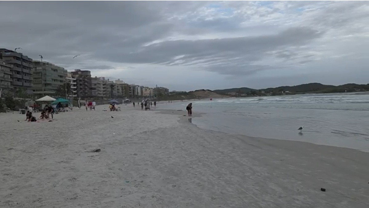 Praia do Forte amanhece vazia no início do feriadão em Cabo Frio; cidade tem 58% de ocupação para a 'Semana do Saco Cheio'
