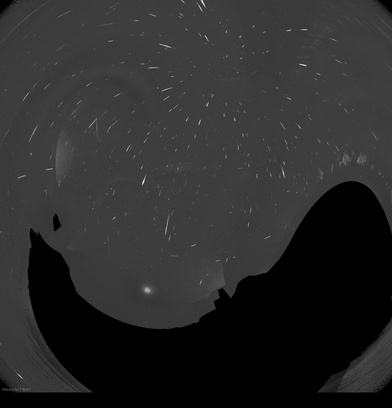 VÍDEO: câmeras flagram 800 meteoros em uma única noite em pequena cidade de SC
