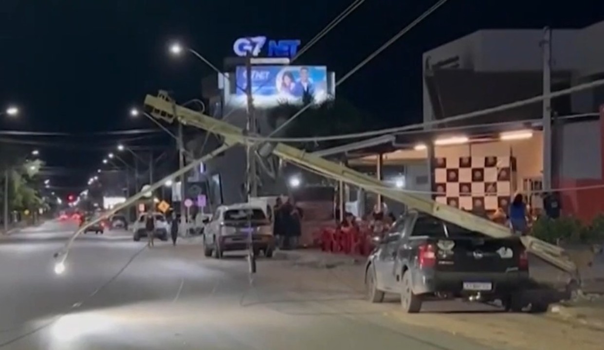 Caminhão de grande porte arrasta fiação e derruba três postes em cidade da Bahia; carro foi atingido