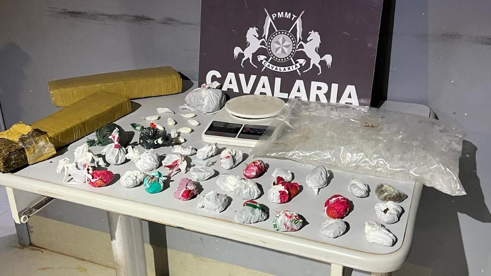 Adolescente de 17 anos foi apreendido pela Polícia Militar por tráfico de droga em MT — Foto: Polícia Militar