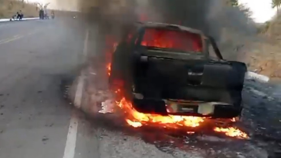 Bateria portátil de celular explode e causa incêndio em caminhonete em Canindé. — Foto: Reprodução
