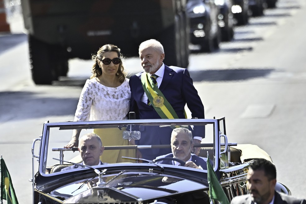 Presidente Lula e Janja desfilam em carro aberto durante o 7 de Setembro — Foto: TON MOLINA/FOTOARENA/ESTADÃO CONTEÚDO
