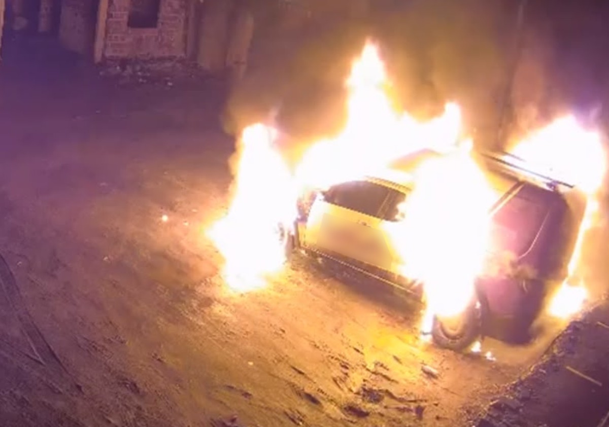 VÍDEO: Carro de empresa de internet é incendiado ao lado de delegacia em Paracambi