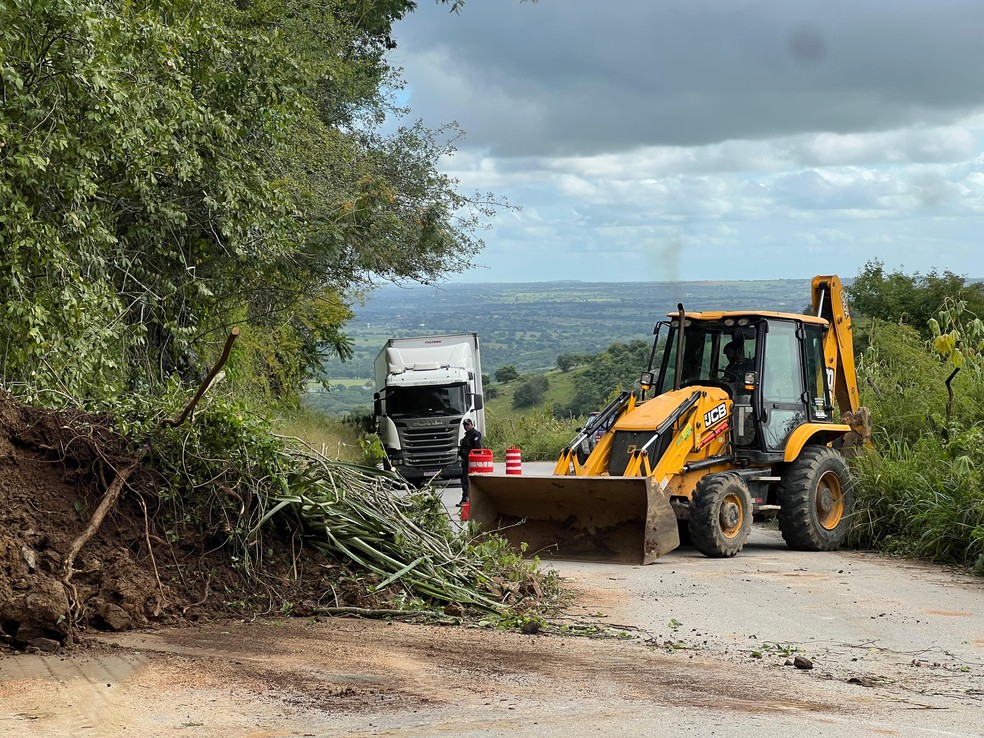 Deslizamento de terra é registrado na Serra do Muro, no interior de Alagoas — Foto: Divulgação/Defesa Civil