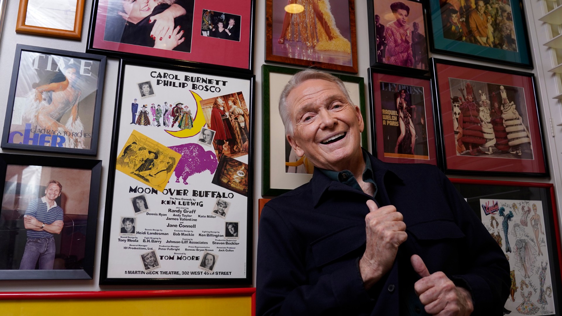 Bob Mackie, 'estilista das estrelas' que vestiu Madonna e Cher, morre aos 87 anos